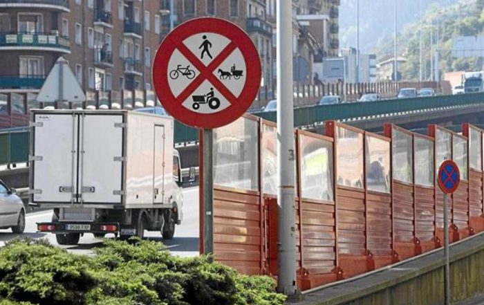 Paneles acústicos para evitar la propagación del ruido en una autopista de Bilbao.MITXI