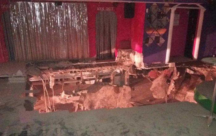 El suelo se ha hundido por completo en una zona de la discoteca (Bomberos De Tenerife / EFE)