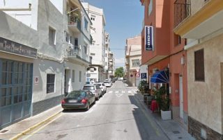 La calle Miguel de Cervantes en l'Ametlla de Mar, donde se encuentran los tres locales de ocio (Google Maps) :: lavanguardia.com