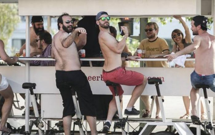 Un grupo de jóvenes celebra una despedida de soltero por el centro de la ciudad - M. J. LÓPEZ OLMEDO :: sevilla.abc.es