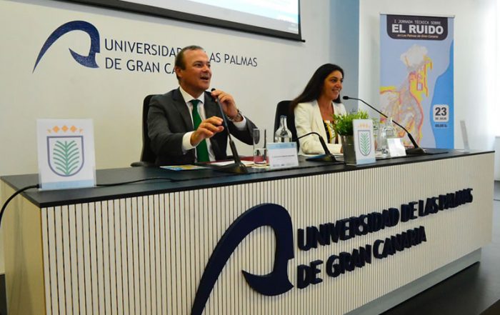 Un Hombre y una mujer hablando