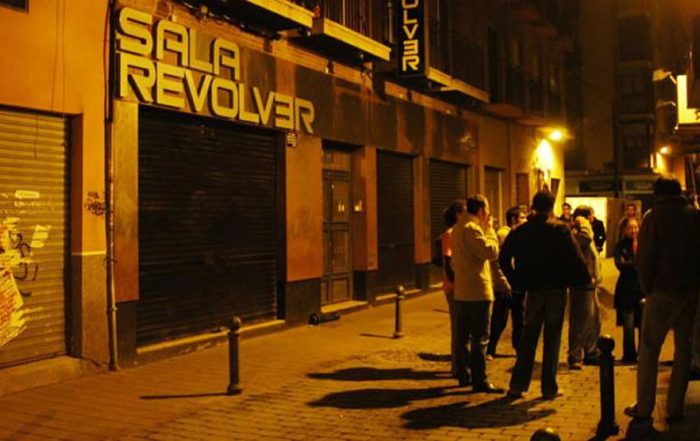 Fachada Sala Revolver de noche